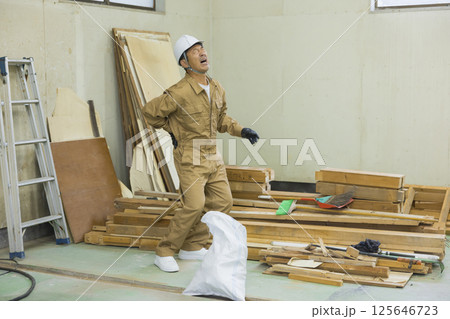 腰痛の解体作業現場で働く作業員 腰痛の解体作業現場で働く作業員 125646723