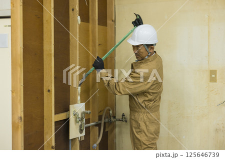 解体作業現場で働く作業員 解体作業現場で働く作業員 125646739