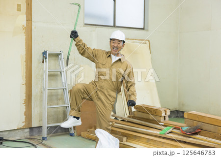 解体作業現場で働く作業員 解体作業現場で働く作業員 125646783