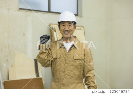 解体作業現場で働く作業員　　 125646784