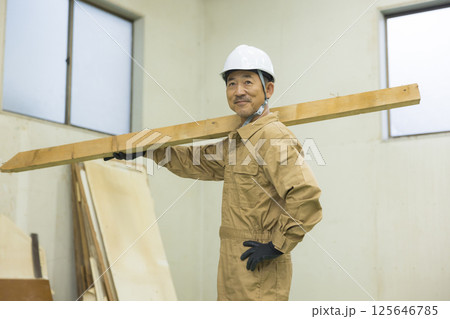 解体作業現場で働く作業員 解体作業現場で働く作業員 125646785