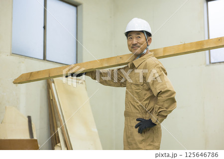 解体作業現場で働く作業員　　 125646786