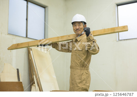 解体作業現場で働く作業員　　 125646787