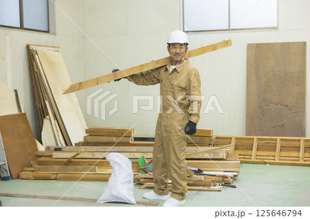 解体作業現場で働く作業員 解体作業現場で働く作業員 125646794