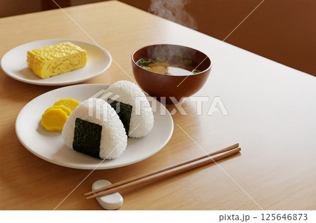 朝食のおにぎり 125646873