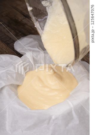 高タンパクなギリシャヨーグルトを使ったケーキを作る工程 125647076
