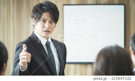 会議でプレゼンを行う若手ビジネスマン 125647182