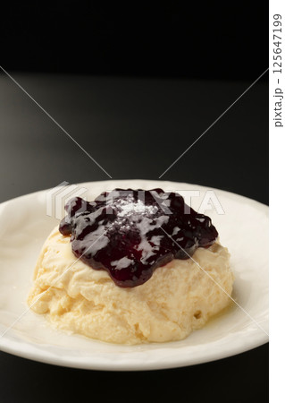 高タンパクなギリシャヨーグルトを使ったケーキ 125647199