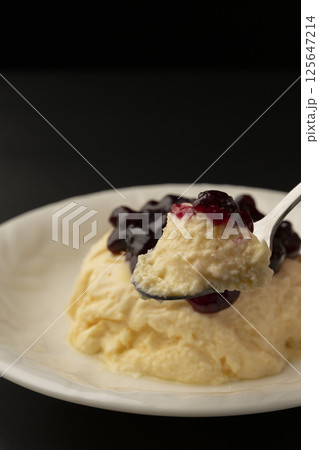 高タンパクなギリシャヨーグルトを使ったケーキをスプーンで持ち上げる 125647214