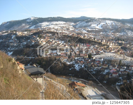 ボスニア・ヘルツェゴヴィナの首都サラエボの冬の夕暮れ 125647305