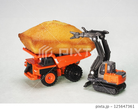 スイーツに群がる建機 スイーツに群がる建機 125647361