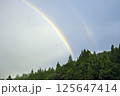 山に架かる虹 125647414