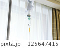 病室での点滴 125647415