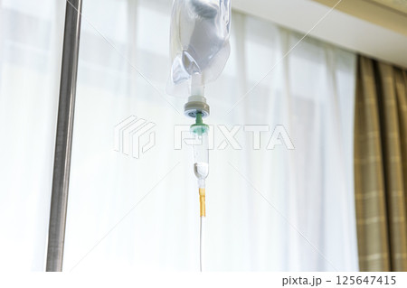 病室での点滴 125647415