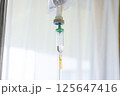 病室での点滴 125647416