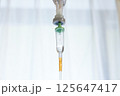 病室での点滴 125647417