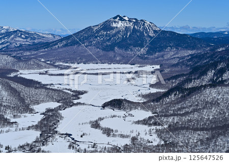 至仏山から見る残雪の尾瀬ヶ原と燧ケ岳 125647526