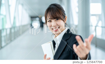 励ますビジネスウーマン（AI生成画像） 125647700