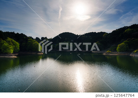大空と湖面を吹き渡る風 まるでダンスをしているかのような 湖面のリフレクション　奈良布目ダムにて➃ 125647764