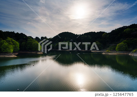 大空と湖面を吹き渡る風 まるでダンスをしているかのような 湖面のリフレクション 奈良布目ダムにて⑤ 大空と湖面を吹き渡る風 まるでダンスをしているかのような 湖面のリフレクション 奈良布目ダムにて⑤ 125647765