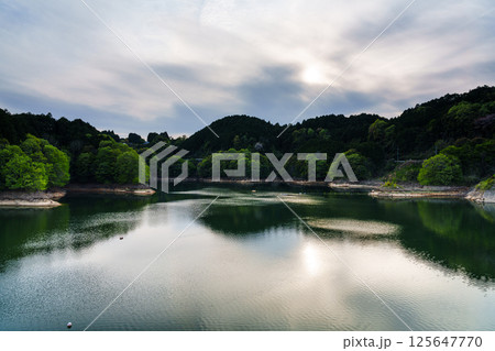 大空と湖面を吹き渡る風 まるでダンスをしているかのような 湖面のリフレクション　奈良布目ダムにて⑩ 125647770