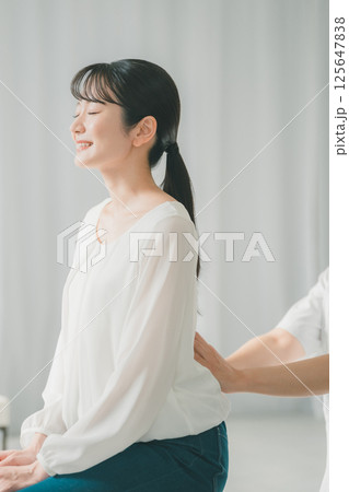 腰　触診 125647838