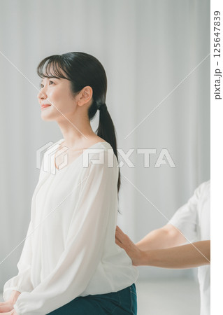 腰　触診 125647839