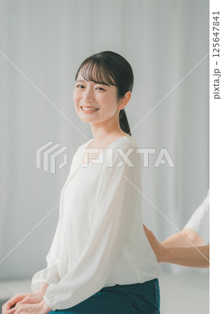 腰　触診 125647841