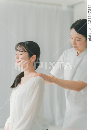 肩こり　受診 125647844