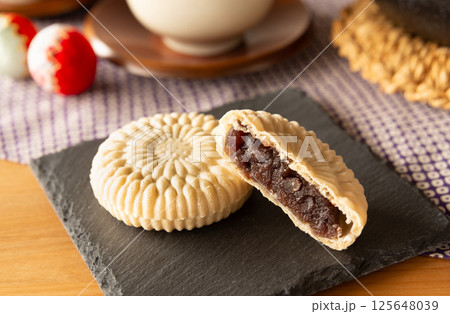 最中でおやつ 和菓子 伝統食 最中でおやつ 和菓子 伝統食 125648039