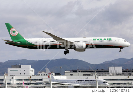 エバー航空B78X福岡空港アプローチ 125648781