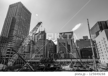 再開発工事が続く東京大手町周辺 2025.04　モノクロ 125649288