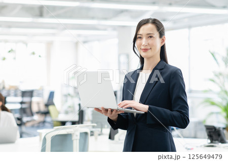 オフィスで働く若いビジネスウーマン 125649479