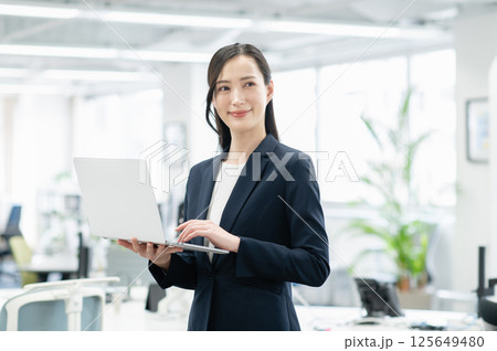 オフィスで働く若いビジネスウーマン 125649480