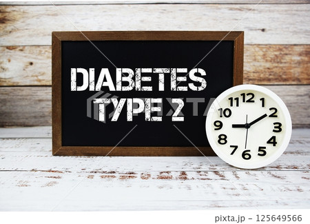 Diabetes Type 2 text message and alarm clock on wooden background 125649566