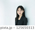 アジア系ビジネスウーマンのポートレート、白背景 125650313