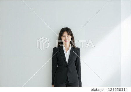 アジア系ビジネスウーマンのポートレート、白背景 アジア系ビジネスウーマンのポートレート、白背景 125650314