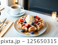 ワッフルにアイスクリームとフレッシュベリーを添えた贅沢なデザート。 125650315