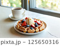 ベリー、アイスクリーム、メープルシロップのおいしいワッフル、ホットコーヒー付き 125650316