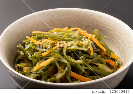 茎わかめの煮物 125650416
