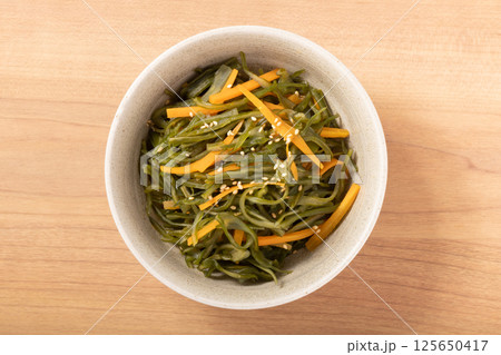 茎わかめの煮物 125650417