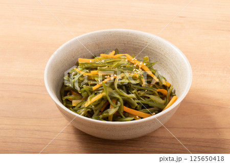 茎わかめの煮物 125650418