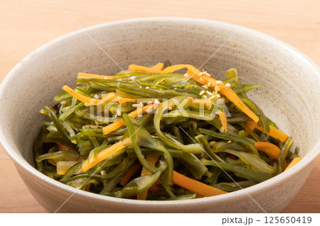 茎わかめの煮物 125650419