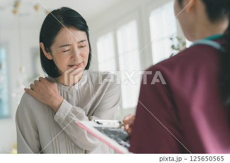 50代女性患者 50代女性患者 125650565
