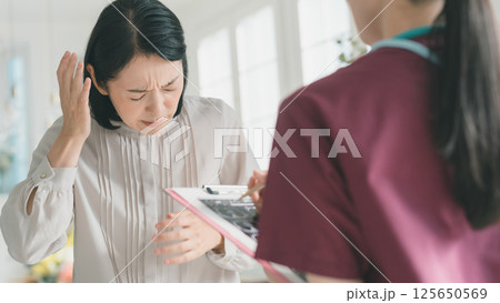 50代女性患者 50代女性患者 125650569