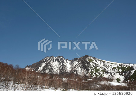 4月の那須岳登山道からの風景 125650920