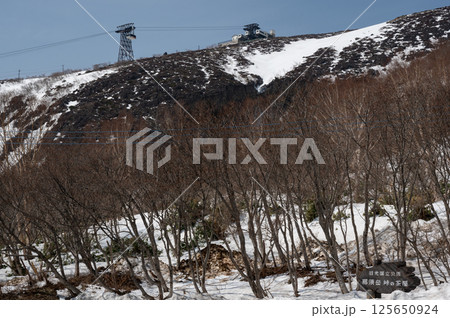 4月の那須岳登山道からの風景 4月の那須岳登山道からの風景 125650924