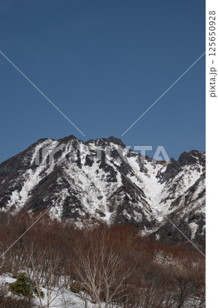 4月の那須岳登山道からの風景 4月の那須岳登山道からの風景 125650928