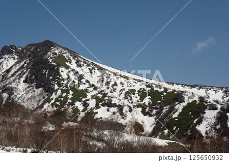 4月の那須岳登山道からの風景 125650932
