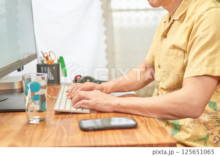 テレワークでパソコン作業をする男性 125651065